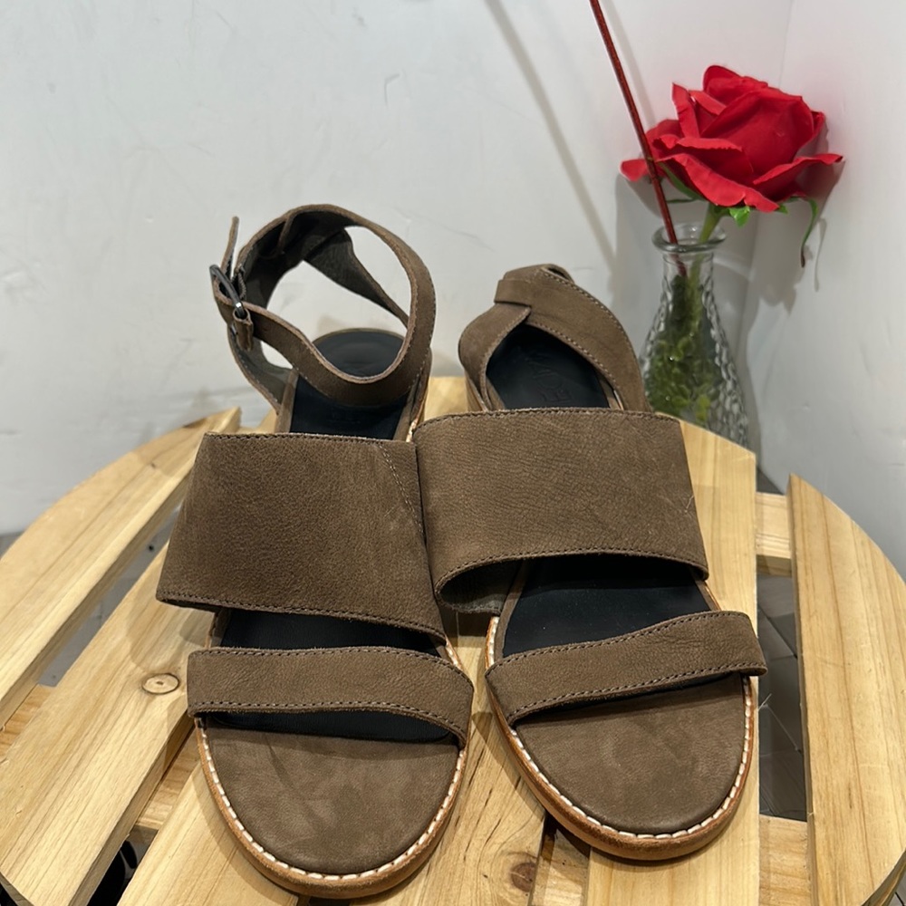 M4DE sandals‎